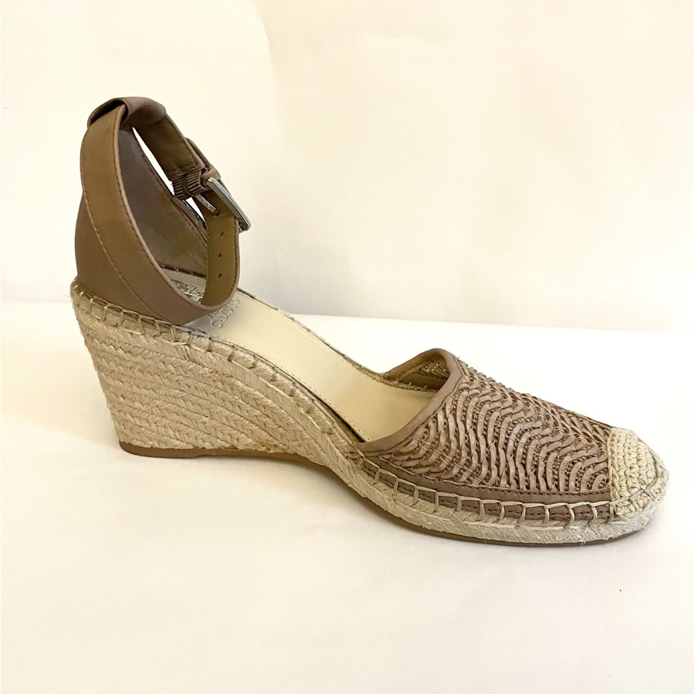 Vince Camuto women’s espadrille wedge shoes. Tan woven closed toe. size 10M